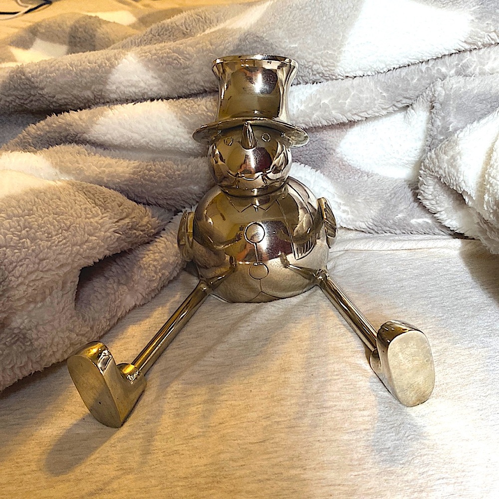 This super cute snowman towel holder would make a cute gift this Christmas!!